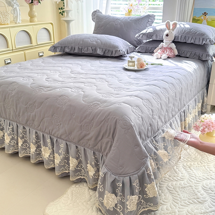 91家纺网 家纺一手货源 找家纺 美达家纺 2025新款玫瑰系列全棉夹棉床盖四件套 玫瑰-浅灰