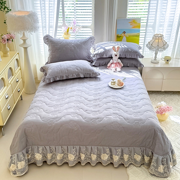 91家纺网 家纺一手货源 找家纺 美达家纺 2025新款玫瑰系列全棉夹棉床盖四件套 玫瑰-浅灰