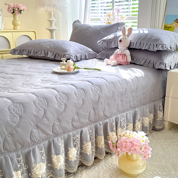 91家纺网 家纺一手货源 找家纺 美达家纺 2025新款玫瑰系列全棉夹棉床盖四件套 玫瑰-浅灰