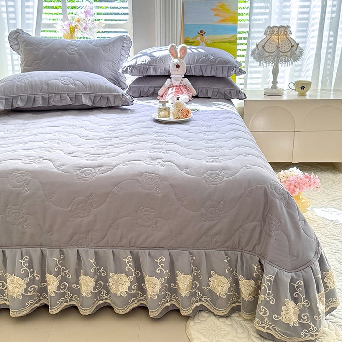 91家纺网 家纺一手货源 找家纺 美达家纺 2025新款玫瑰系列全棉夹棉床盖四件套 玫瑰-浅灰