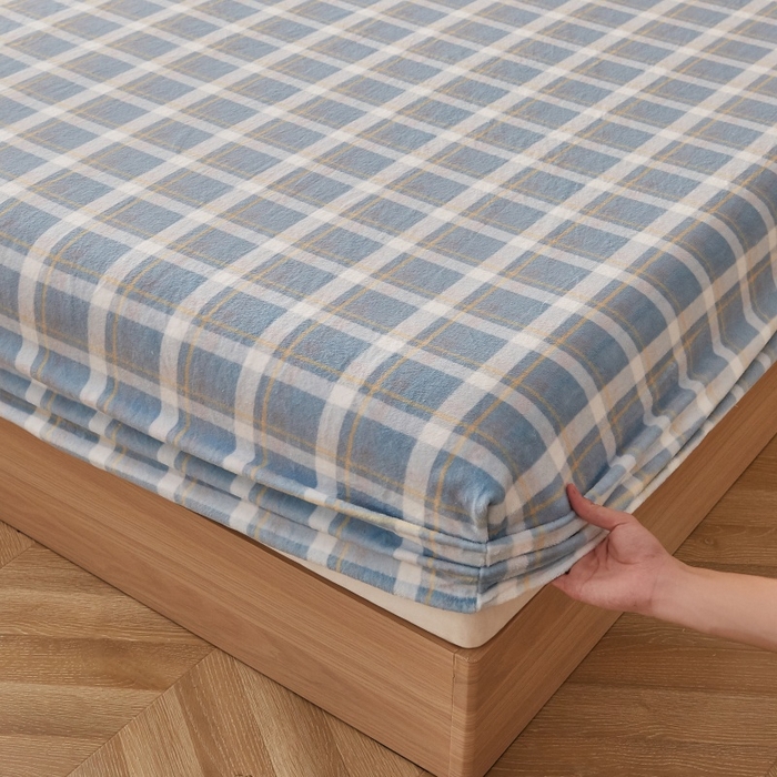 91家纺网 家纺一手货源 找家纺 一禾 2025新款简约印花高克重牛奶绒床笠 简兮蓝