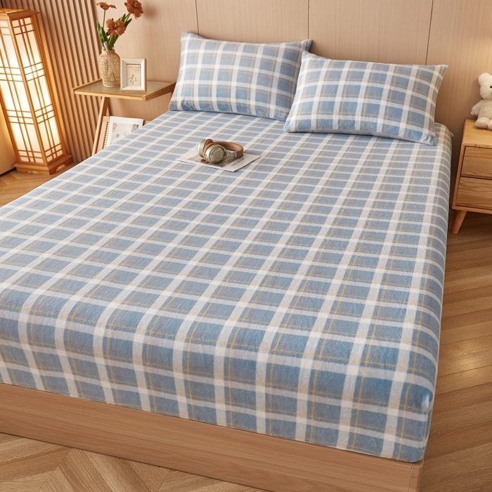 91家纺网 家纺一手货源 找家纺 一禾 2025新款简约印花高克重牛奶绒床笠 简兮蓝