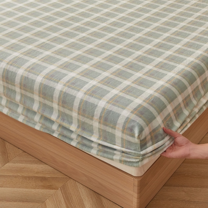 91家纺网 家纺一手货源 找家纺 一禾 2025新款简约印花高克重牛奶绒床笠 简兮绿