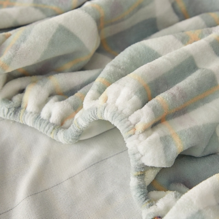 91家纺网 家纺一手货源 找家纺 一禾 2025新款简约印花高克重牛奶绒床笠 简兮绿