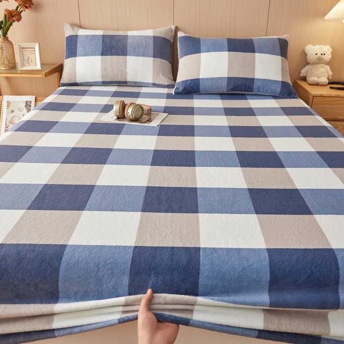 91家纺网 家纺一手货源 找家纺 一禾 2025新款简约印花高克重牛奶绒床笠 蓝大格