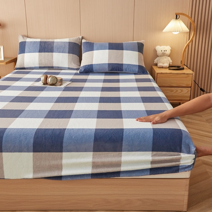 91家纺网 家纺一手货源 找家纺 一禾 2025新款简约印花高克重牛奶绒床笠 蓝大格