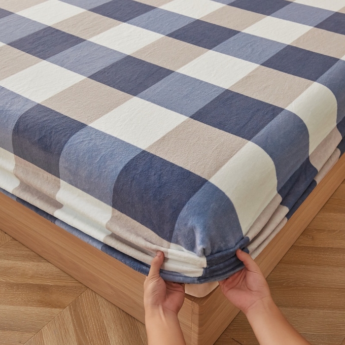 91家纺网 家纺一手货源 找家纺 一禾 2025新款简约印花高克重牛奶绒床笠 蓝大格