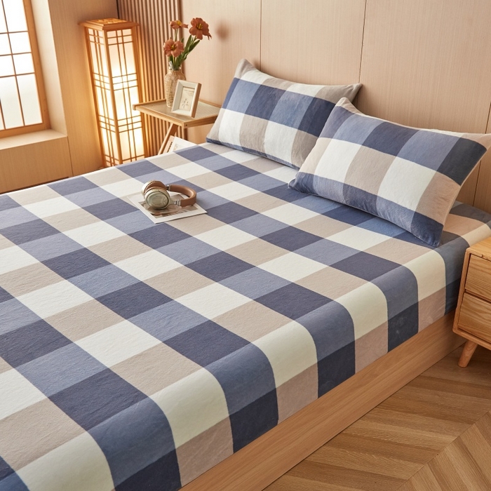 91家纺网 家纺一手货源 找家纺 一禾 2025新款简约印花高克重牛奶绒床笠 蓝大格