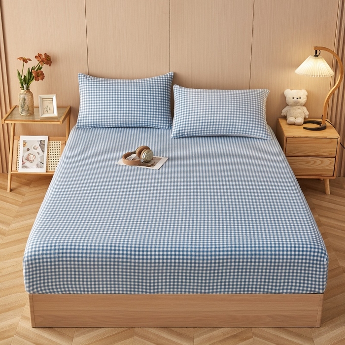 91家纺网 家纺一手货源 找家纺 一禾 2025新款简约印花高克重牛奶绒床笠 蓝小格