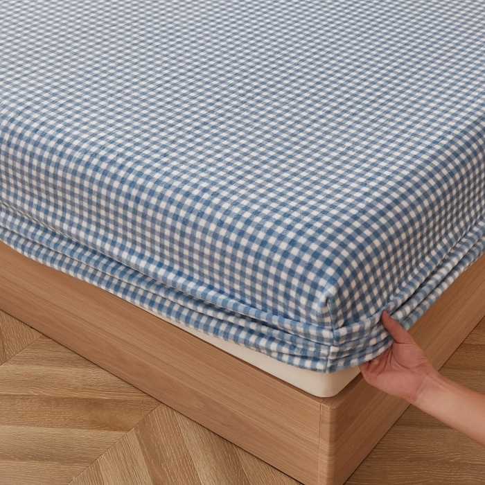 91家纺网 家纺一手货源 找家纺 一禾 2025新款简约印花高克重牛奶绒床笠 蓝小格