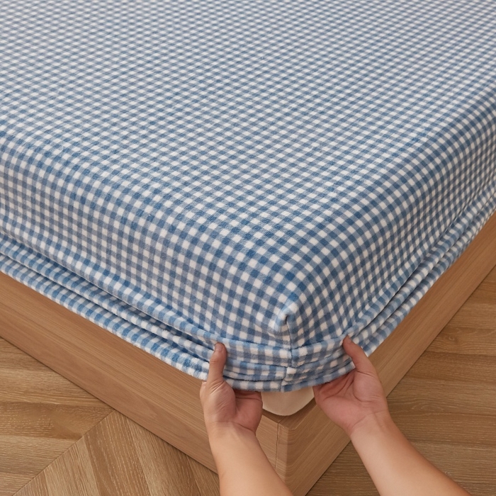 91家纺网 家纺一手货源 找家纺 一禾 2025新款简约印花高克重牛奶绒床笠 蓝小格