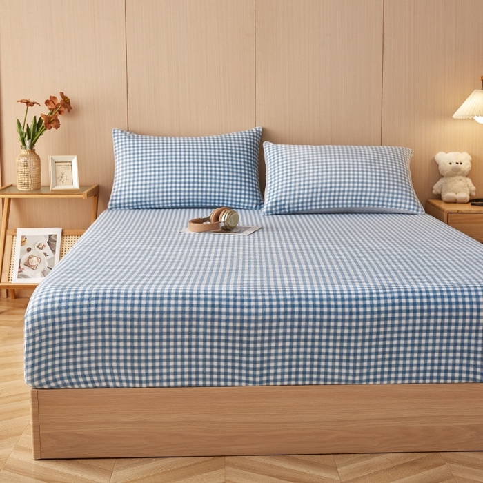 91家纺网 家纺一手货源 找家纺 一禾 2025新款简约印花高克重牛奶绒床笠 蓝小格