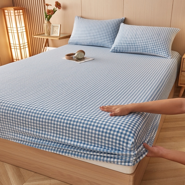 91家纺网 家纺一手货源 找家纺 一禾 2025新款简约印花高克重牛奶绒床笠 蓝小格