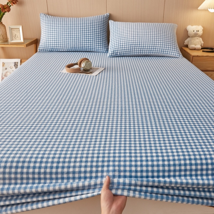 91家纺网 家纺一手货源 找家纺 一禾 2025新款简约印花高克重牛奶绒床笠 蓝小格