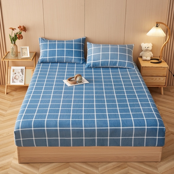 91家纺网 家纺一手货源 找家纺 一禾 2025新款简约印花高克重牛奶绒床笠 维卡蓝