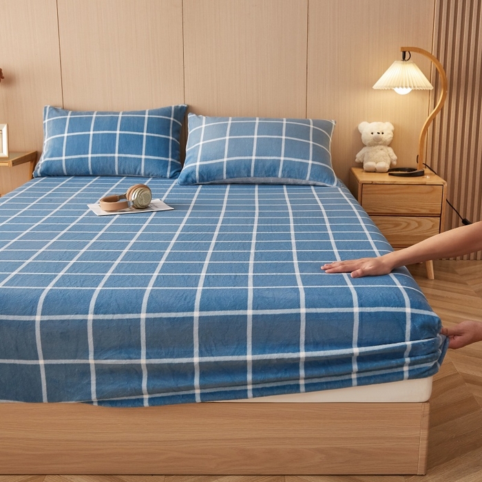 91家纺网 家纺一手货源 找家纺 一禾 2025新款简约印花高克重牛奶绒床笠 维卡蓝