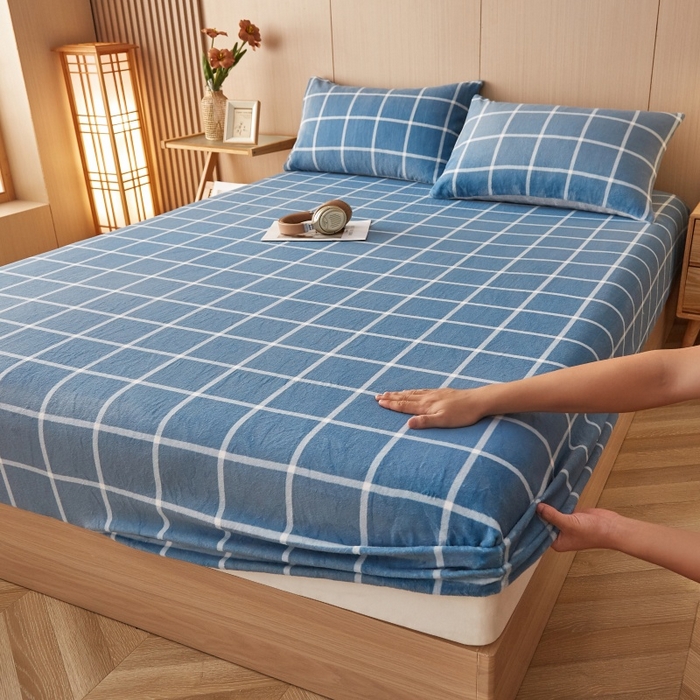 91家纺网 家纺一手货源 找家纺 一禾 2025新款简约印花高克重牛奶绒床笠 维卡蓝