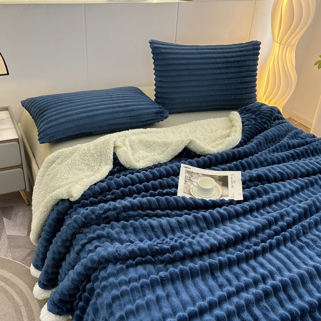 91家纺网 家纺一手货源 找家纺 （总）枋梢家纺 2025新款仿兔毛绒大抽条羊羔绒毛毯反包双层条纹羊羔绒法兰绒毛毯跨境外贸