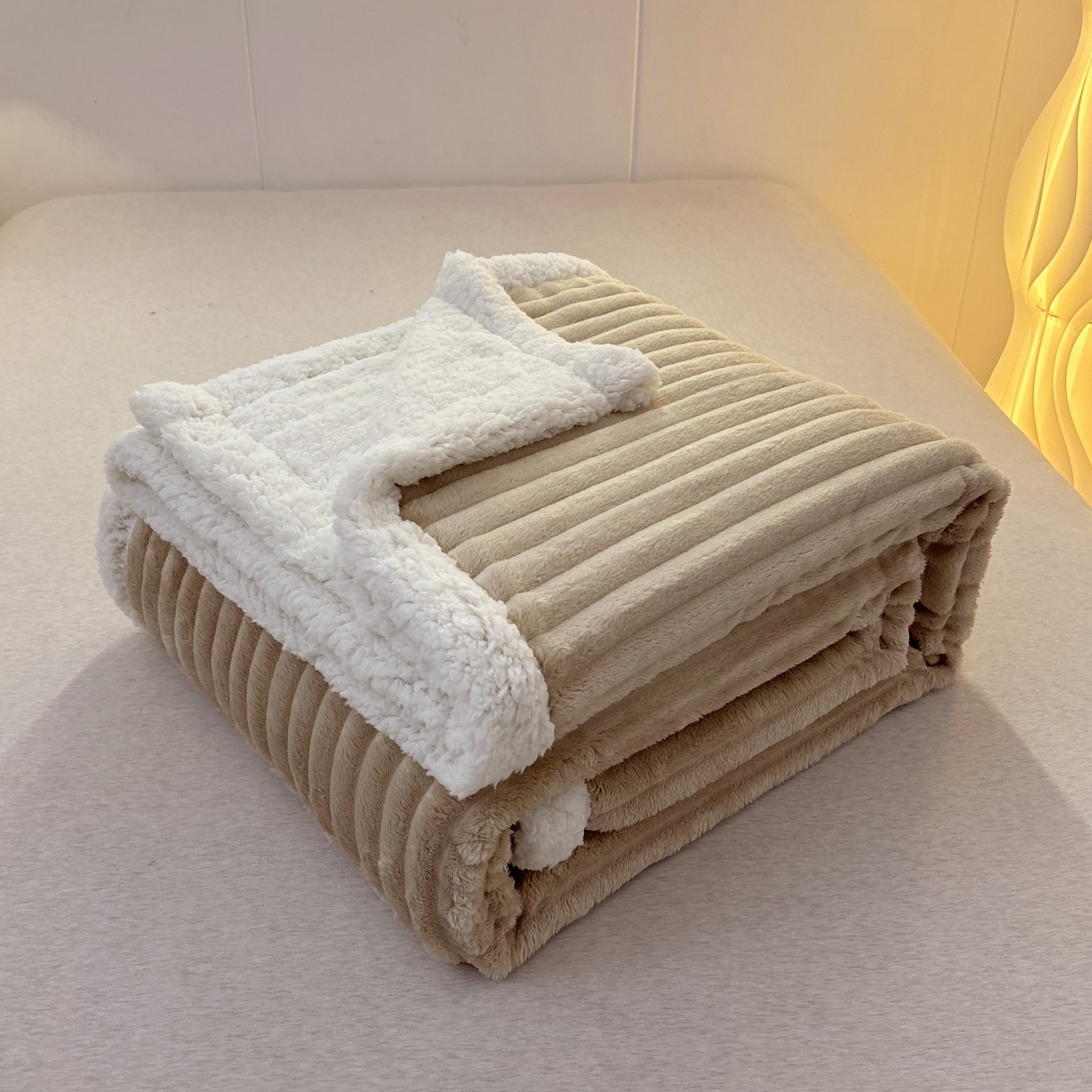91家纺网 家纺一手货源 找家纺 枋梢家纺 2025新款仿兔毛绒大抽条羊羔绒毛毯反包双层条纹羊羔绒法兰绒毛毯跨境外贸 驼色