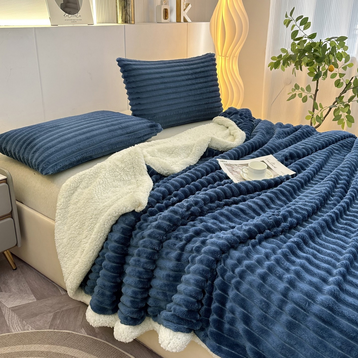 91家纺网 家纺一手货源 找家纺 （总）枋梢家纺 2025新款仿兔毛绒大抽条羊羔绒毛毯反包双层条纹羊羔绒法兰绒毛毯跨境外贸