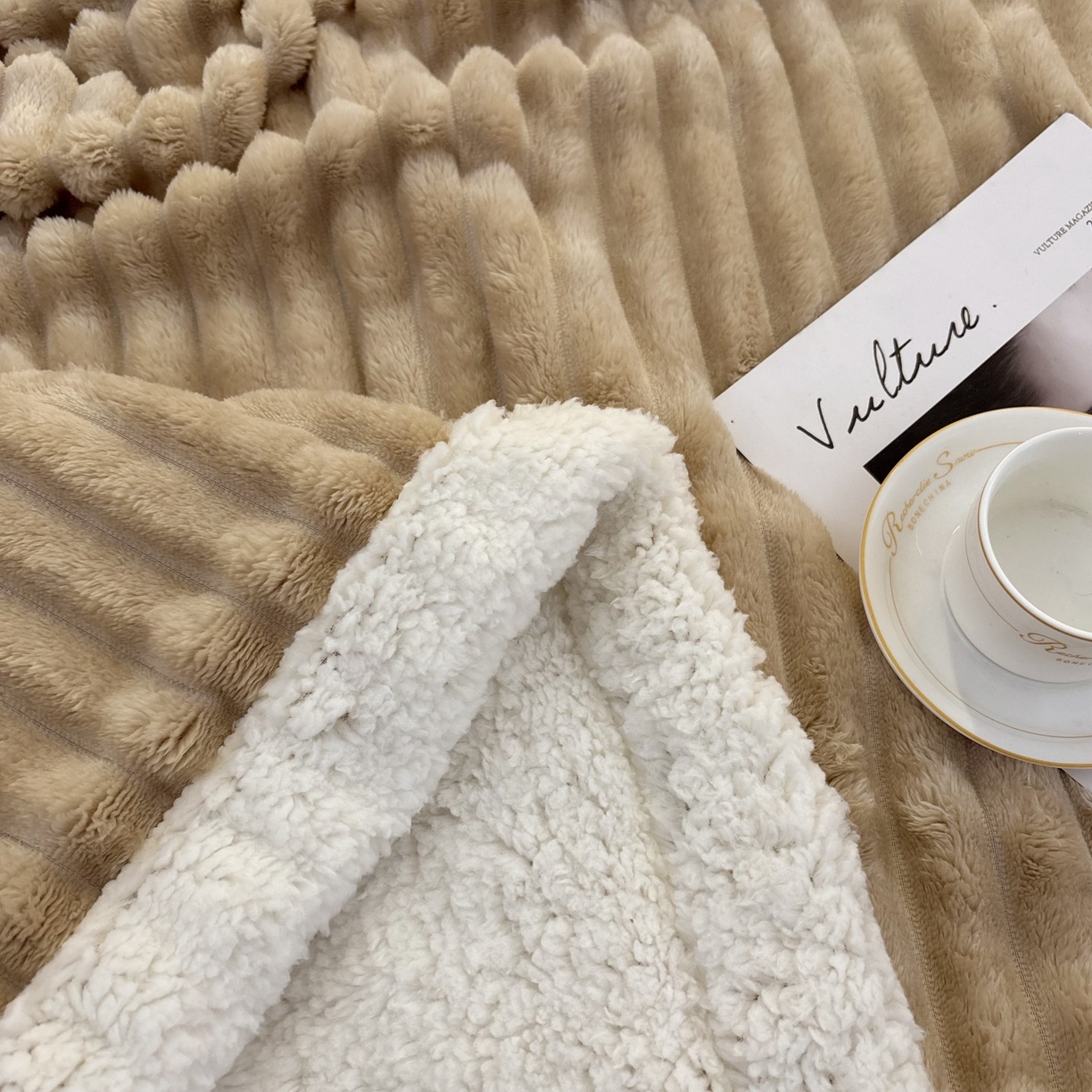 91家纺网 家纺一手货源 找家纺 枋梢家纺 2025新款仿兔毛绒大抽条羊羔绒毛毯反包双层条纹羊羔绒法兰绒毛毯跨境外贸 驼色