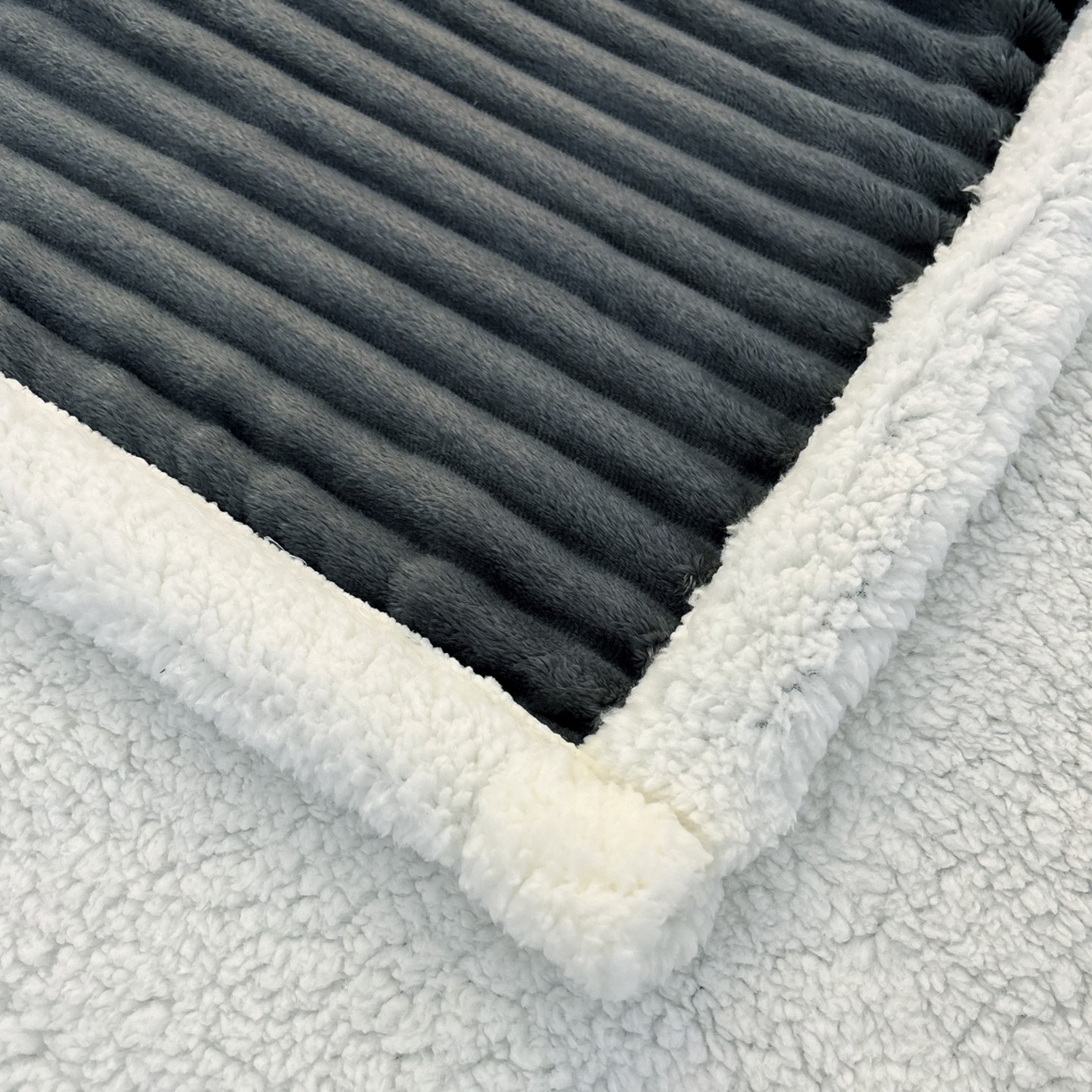 91家纺网 家纺一手货源 找家纺 枋梢家纺 2025新款仿兔毛绒大抽条羊羔绒毛毯反包双层条纹羊羔绒法兰绒毛毯跨境外贸 深灰