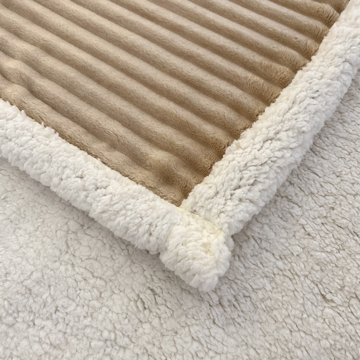 91家纺网 家纺一手货源 找家纺 枋梢家纺 2025新款仿兔毛绒大抽条羊羔绒毛毯反包双层条纹羊羔绒法兰绒毛毯跨境外贸 驼色