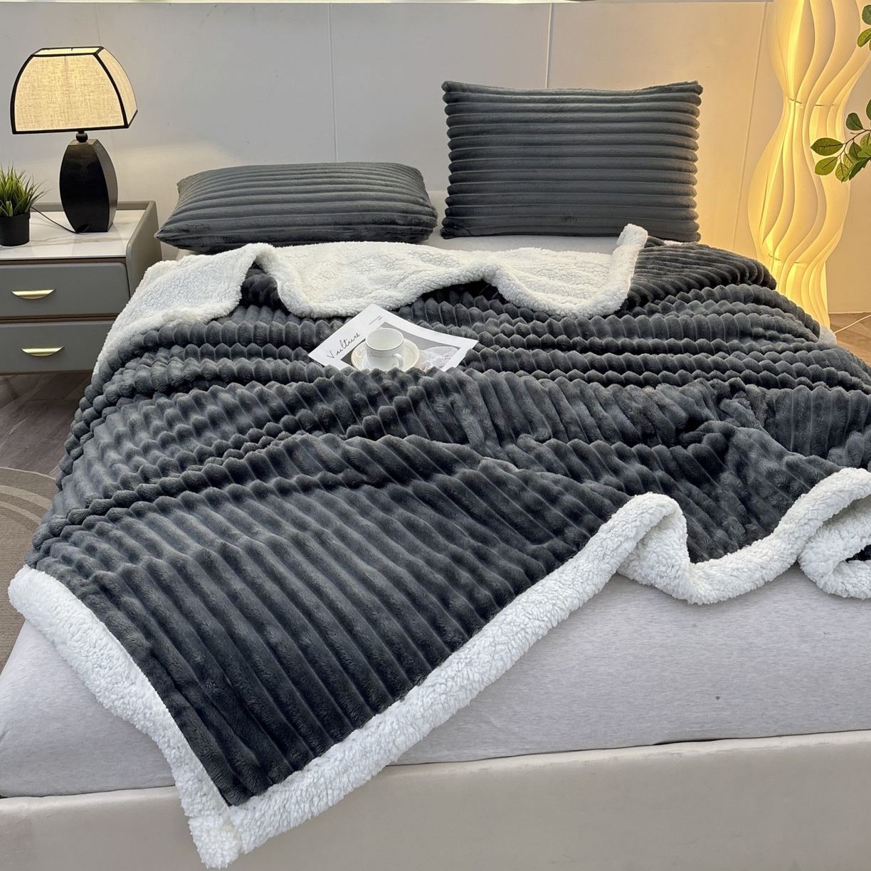 91家纺网 家纺一手货源 找家纺 枋梢家纺 2025新款仿兔毛绒大抽条羊羔绒毛毯反包双层条纹羊羔绒法兰绒毛毯跨境外贸 深灰