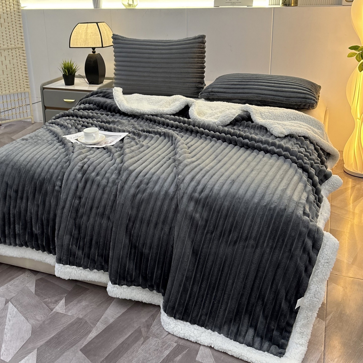 91家纺网 家纺一手货源 找家纺 枋梢家纺 2025新款仿兔毛绒大抽条羊羔绒毛毯反包双层条纹羊羔绒法兰绒毛毯跨境外贸 深灰