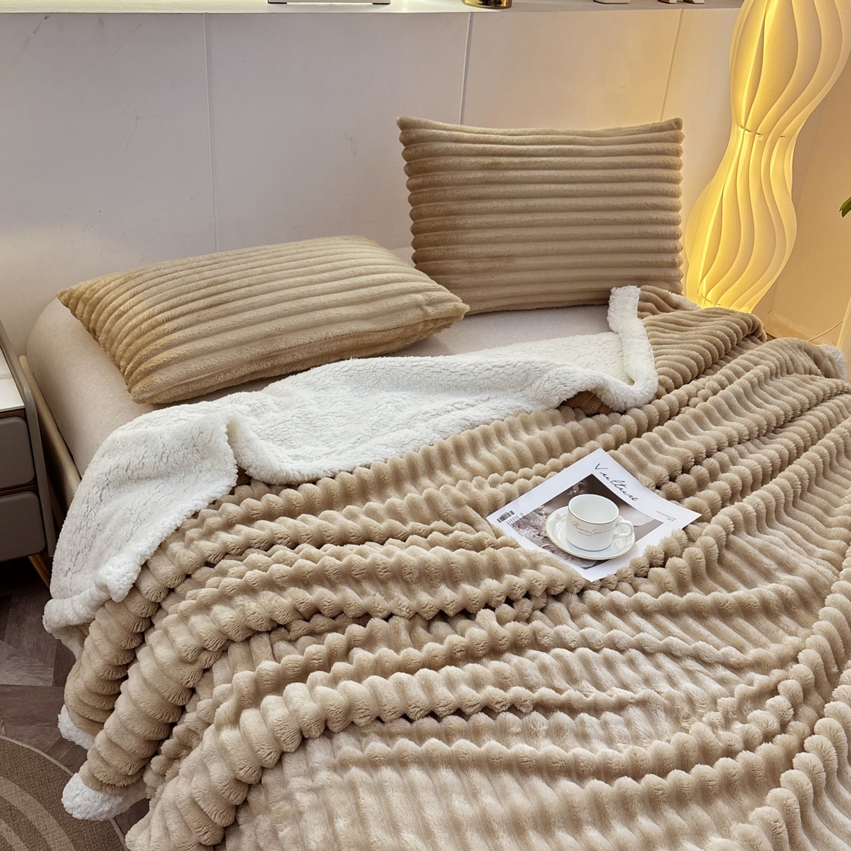 91家纺网 家纺一手货源 找家纺 枋梢家纺 2025新款仿兔毛绒大抽条羊羔绒毛毯反包双层条纹羊羔绒法兰绒毛毯跨境外贸 驼色