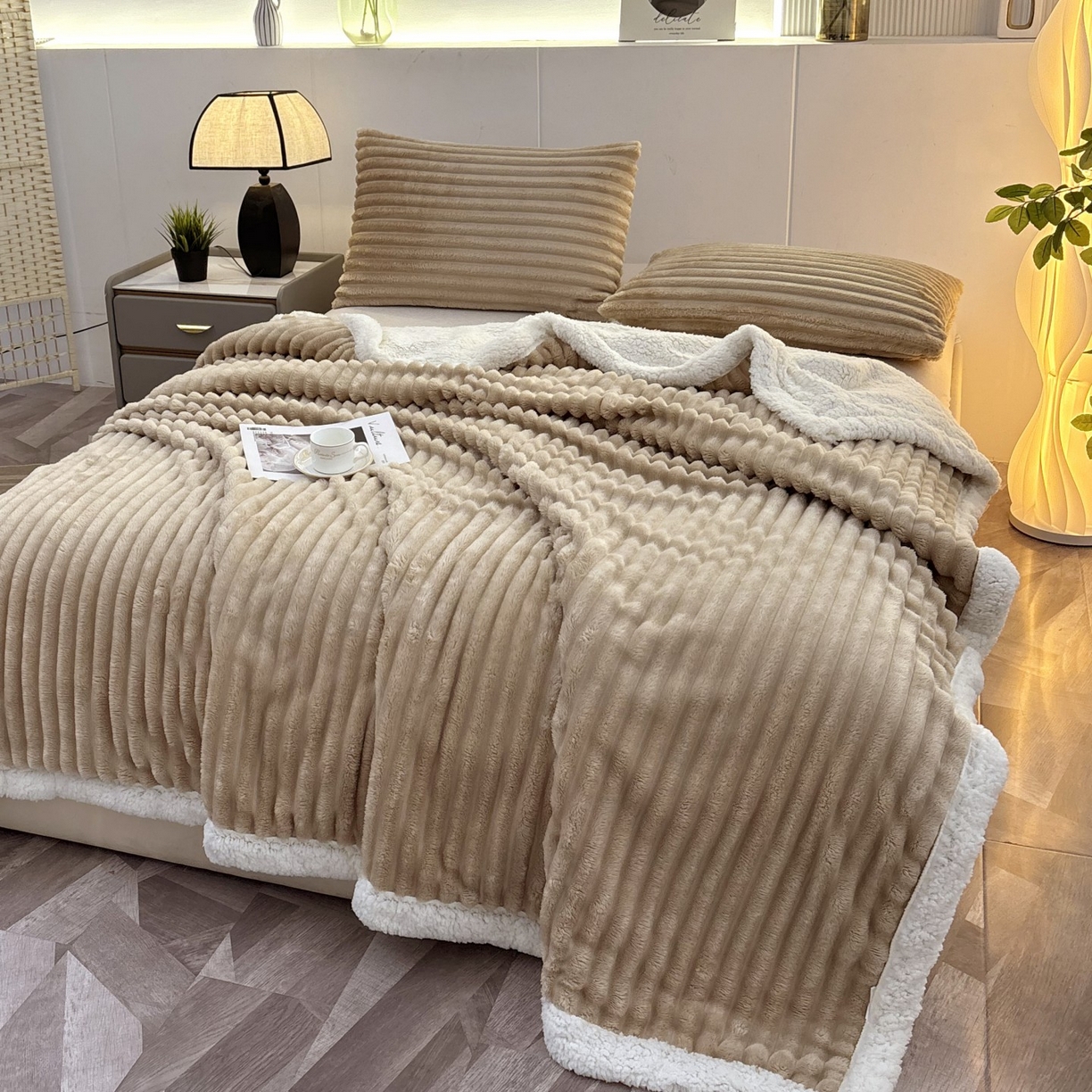 91家纺网 家纺一手货源 找家纺 枋梢家纺 2025新款仿兔毛绒大抽条羊羔绒毛毯反包双层条纹羊羔绒法兰绒毛毯跨境外贸 驼色