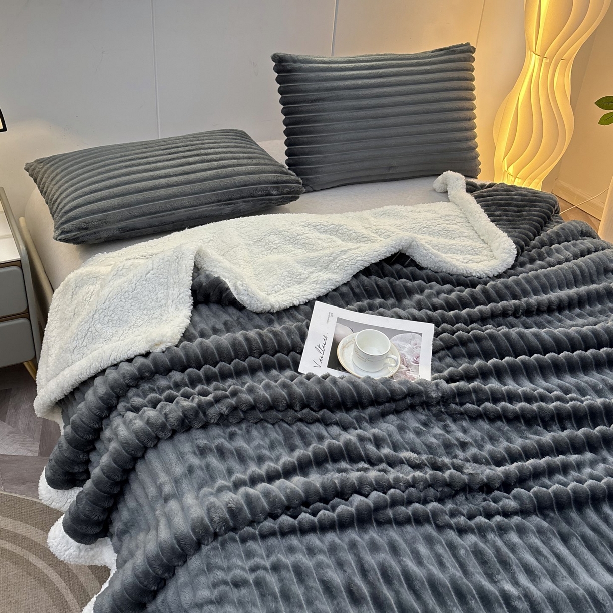 91家纺网 家纺一手货源 找家纺 枋梢家纺 2025新款仿兔毛绒大抽条羊羔绒毛毯反包双层条纹羊羔绒法兰绒毛毯跨境外贸 深灰