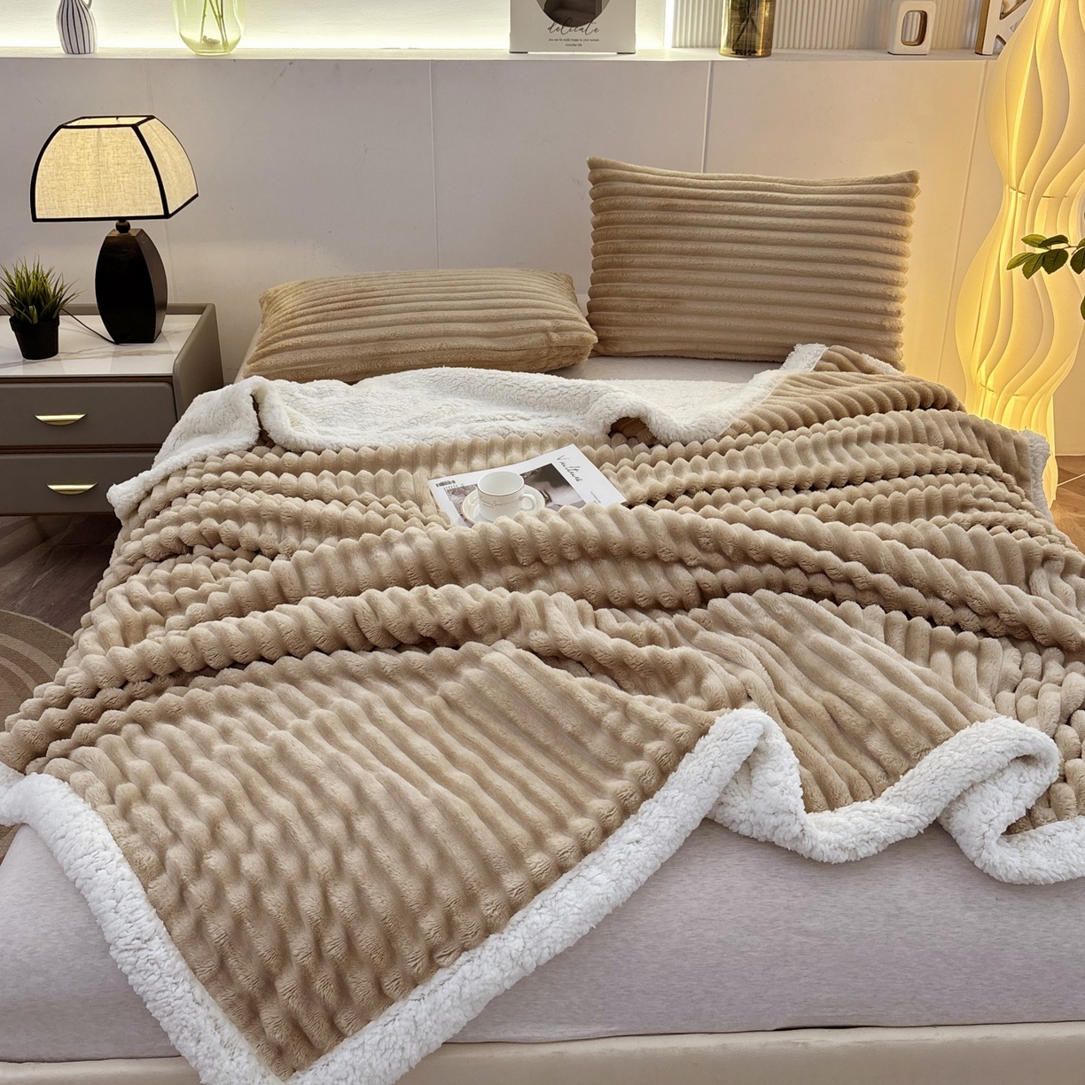 91家纺网 家纺一手货源 找家纺 枋梢家纺 2025新款仿兔毛绒大抽条羊羔绒毛毯反包双层条纹羊羔绒法兰绒毛毯跨境外贸 驼色