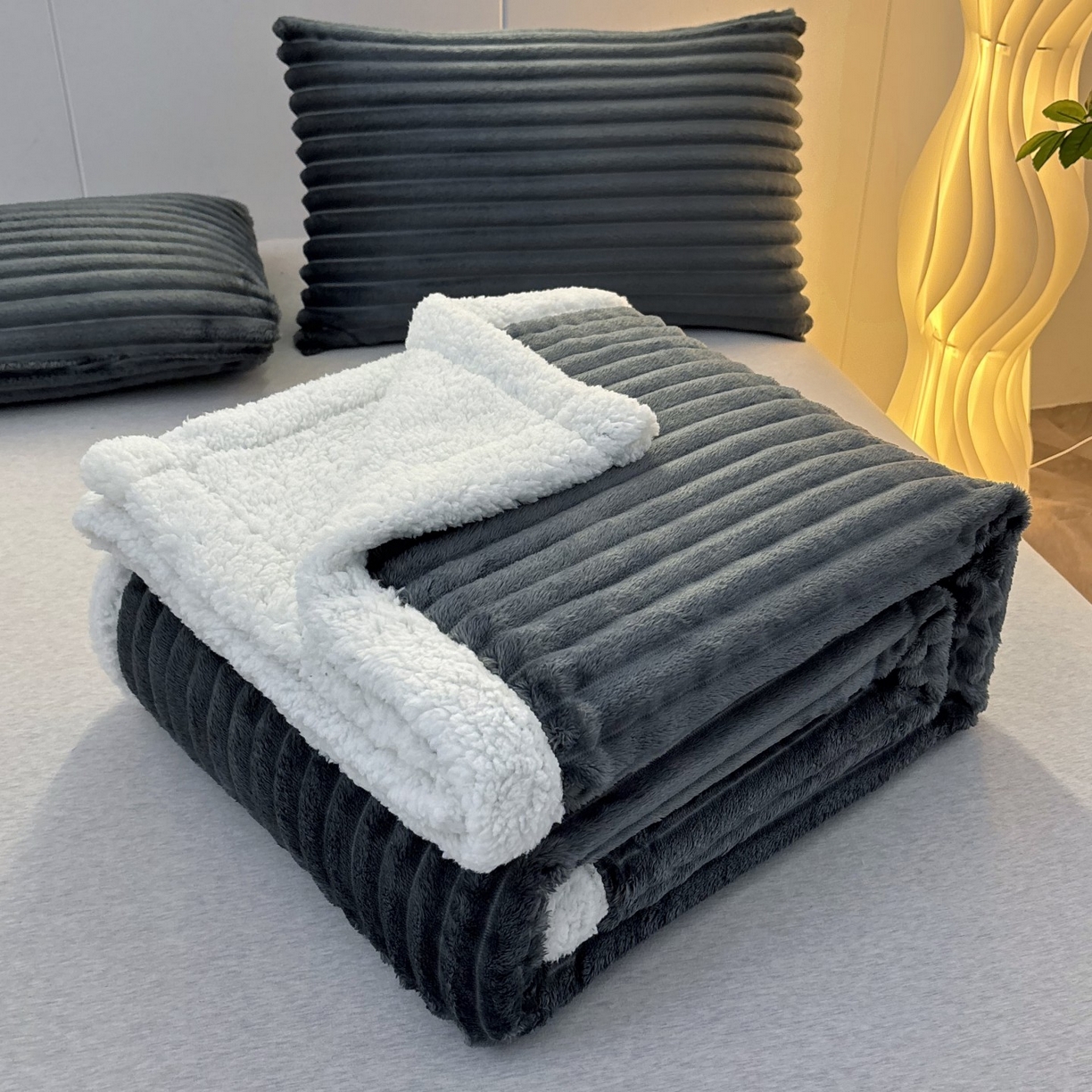 91家纺网 家纺一手货源 找家纺 枋梢家纺 2025新款仿兔毛绒大抽条羊羔绒毛毯反包双层条纹羊羔绒法兰绒毛毯跨境外贸 深灰