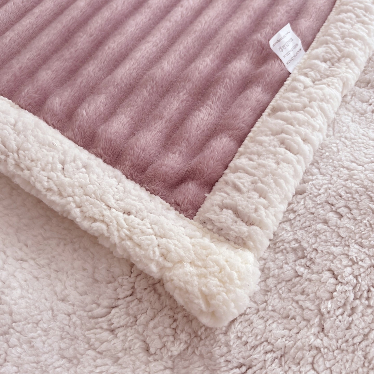 91家纺网 家纺一手货源 找家纺 枋梢家纺 2025新款仿兔毛绒大抽条羊羔绒毛毯反包双层条纹羊羔绒法兰绒毛毯跨境外贸 香芋紫