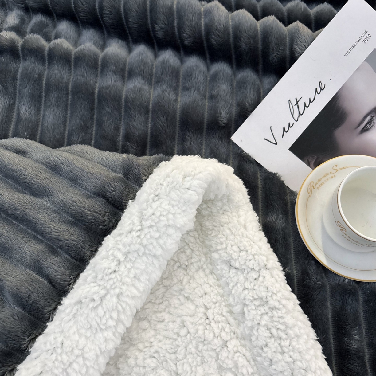 91家纺网 家纺一手货源 找家纺 枋梢家纺 2025新款仿兔毛绒大抽条羊羔绒毛毯反包双层条纹羊羔绒法兰绒毛毯跨境外贸 深灰