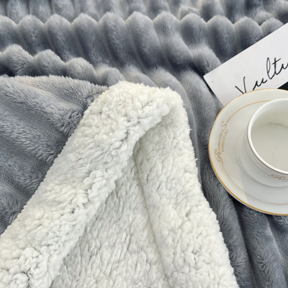 91家纺网 家纺一手货源 找家纺 枋梢家纺 2025新款仿兔毛绒大抽条羊羔绒毛毯反包双层条纹羊羔绒法兰绒毛毯跨境外贸 蓝灰