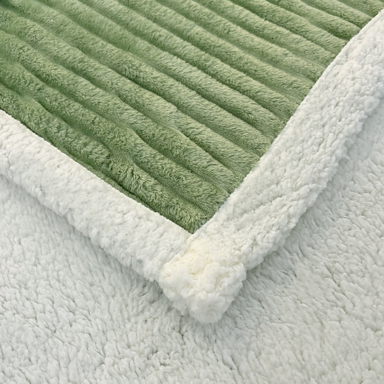 91家纺网 家纺一手货源 找家纺 枋梢家纺 2025新款仿兔毛绒大抽条羊羔绒毛毯反包双层条纹羊羔绒法兰绒毛毯跨境外贸 果绿