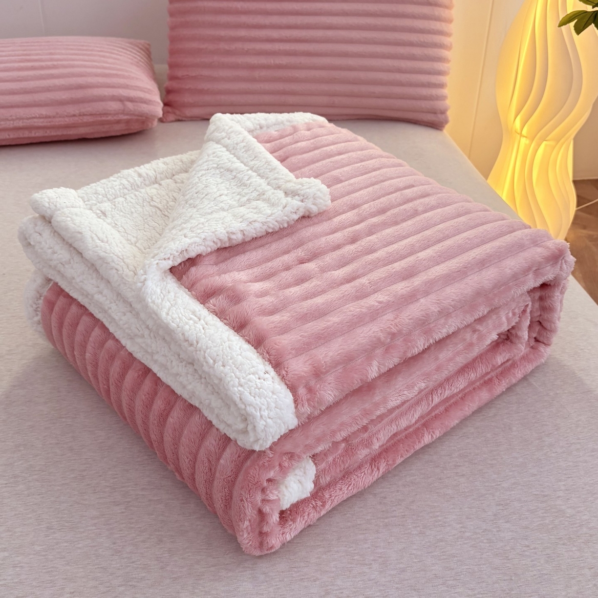 91家纺网 家纺一手货源 找家纺 枋梢家纺 2025新款仿兔毛绒大抽条羊羔绒毛毯反包双层条纹羊羔绒法兰绒毛毯跨境外贸 豆沙粉