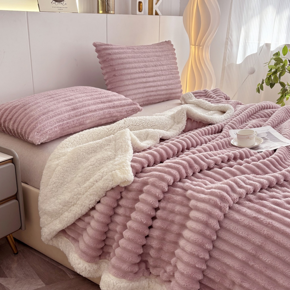 91家纺网 家纺一手货源 找家纺 枋梢家纺 2025新款仿兔毛绒大抽条羊羔绒毛毯反包双层条纹羊羔绒法兰绒毛毯跨境外贸 香芋紫