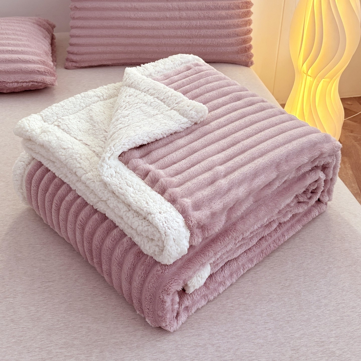 91家纺网 家纺一手货源 找家纺 枋梢家纺 2025新款仿兔毛绒大抽条羊羔绒毛毯反包双层条纹羊羔绒法兰绒毛毯跨境外贸 香芋紫
