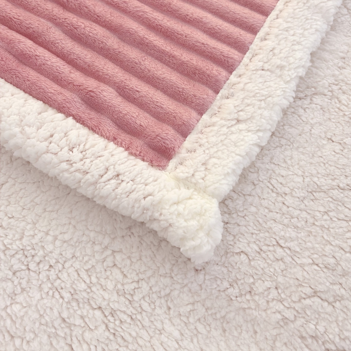 91家纺网 家纺一手货源 找家纺 枋梢家纺 2025新款仿兔毛绒大抽条羊羔绒毛毯反包双层条纹羊羔绒法兰绒毛毯跨境外贸 豆沙粉