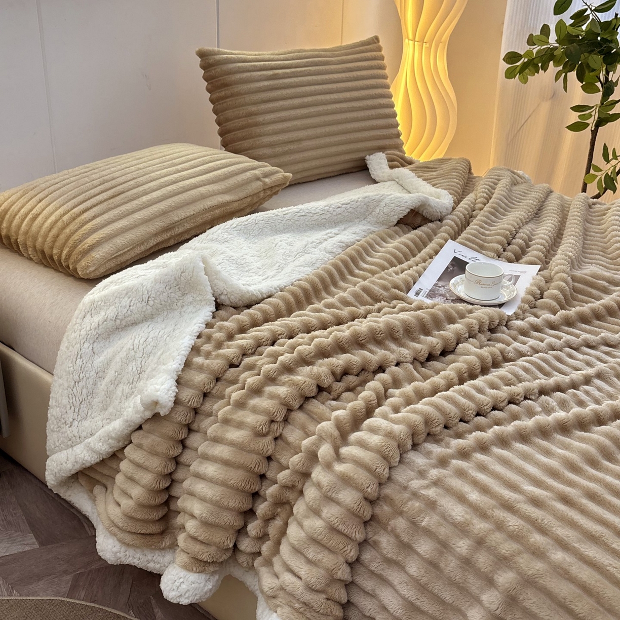 91家纺网 家纺一手货源 找家纺 枋梢家纺 2025新款仿兔毛绒大抽条羊羔绒毛毯反包双层条纹羊羔绒法兰绒毛毯跨境外贸 驼色