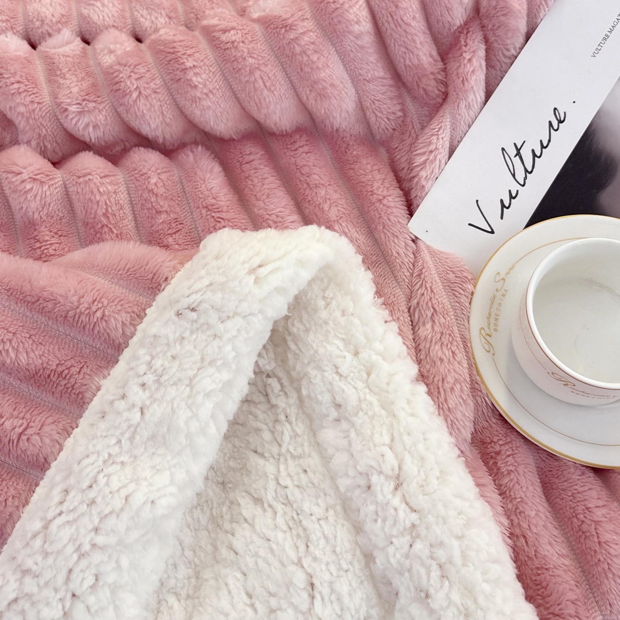 91家纺网 家纺一手货源 找家纺 枋梢家纺 2025新款仿兔毛绒大抽条羊羔绒毛毯反包双层条纹羊羔绒法兰绒毛毯跨境外贸 豆沙粉