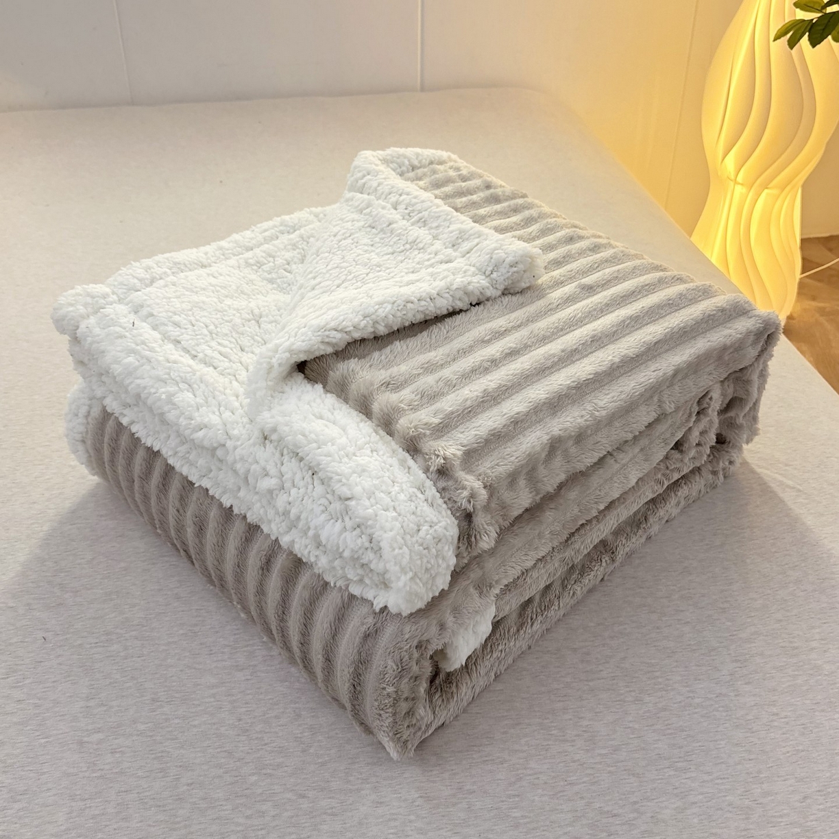 91家纺网 家纺一手货源 找家纺 枋梢家纺 2025新款仿兔毛绒大抽条羊羔绒毛毯反包双层条纹羊羔绒法兰绒毛毯跨境外贸 银灰