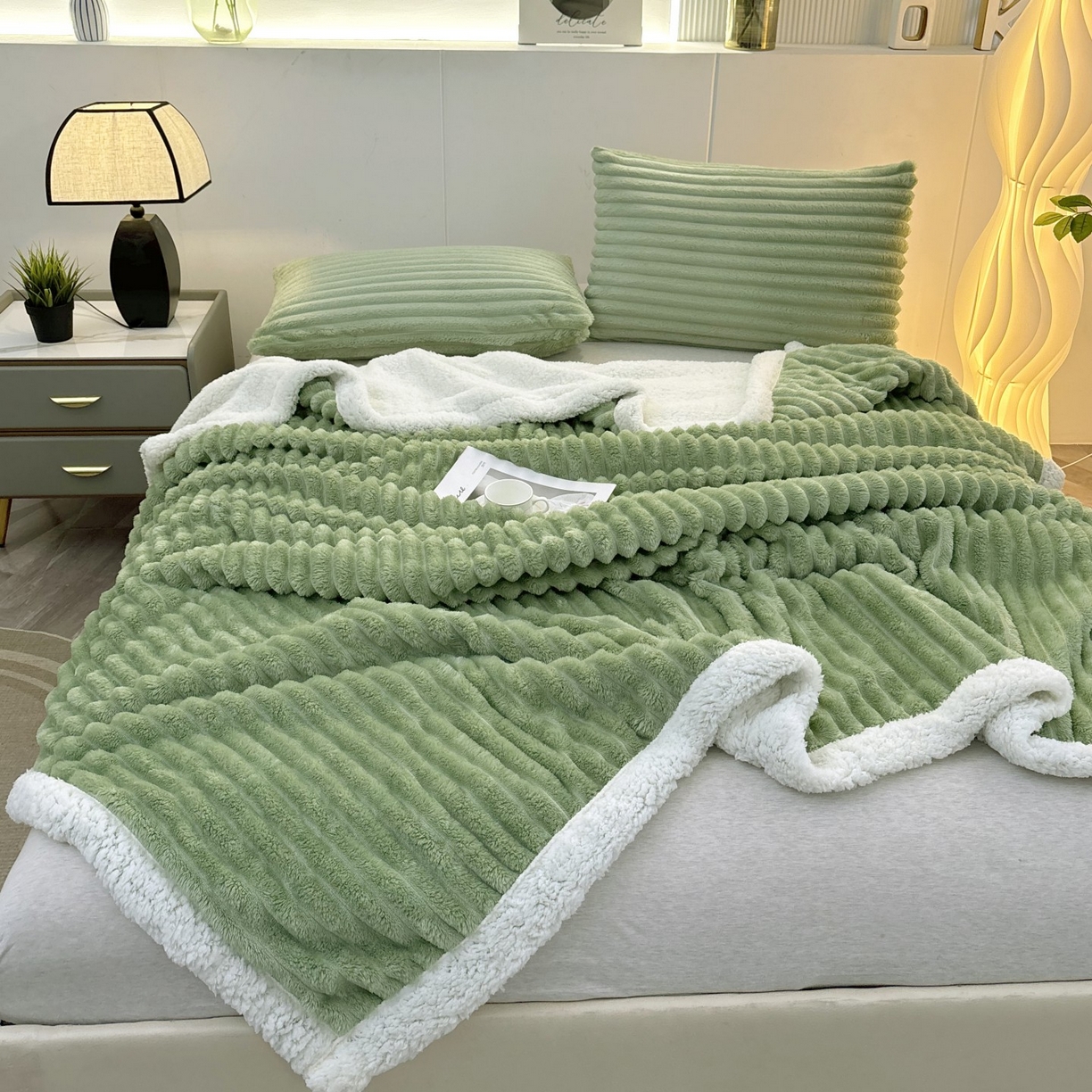 91家纺网 家纺一手货源 找家纺 枋梢家纺 2025新款仿兔毛绒大抽条羊羔绒毛毯反包双层条纹羊羔绒法兰绒毛毯跨境外贸 果绿
