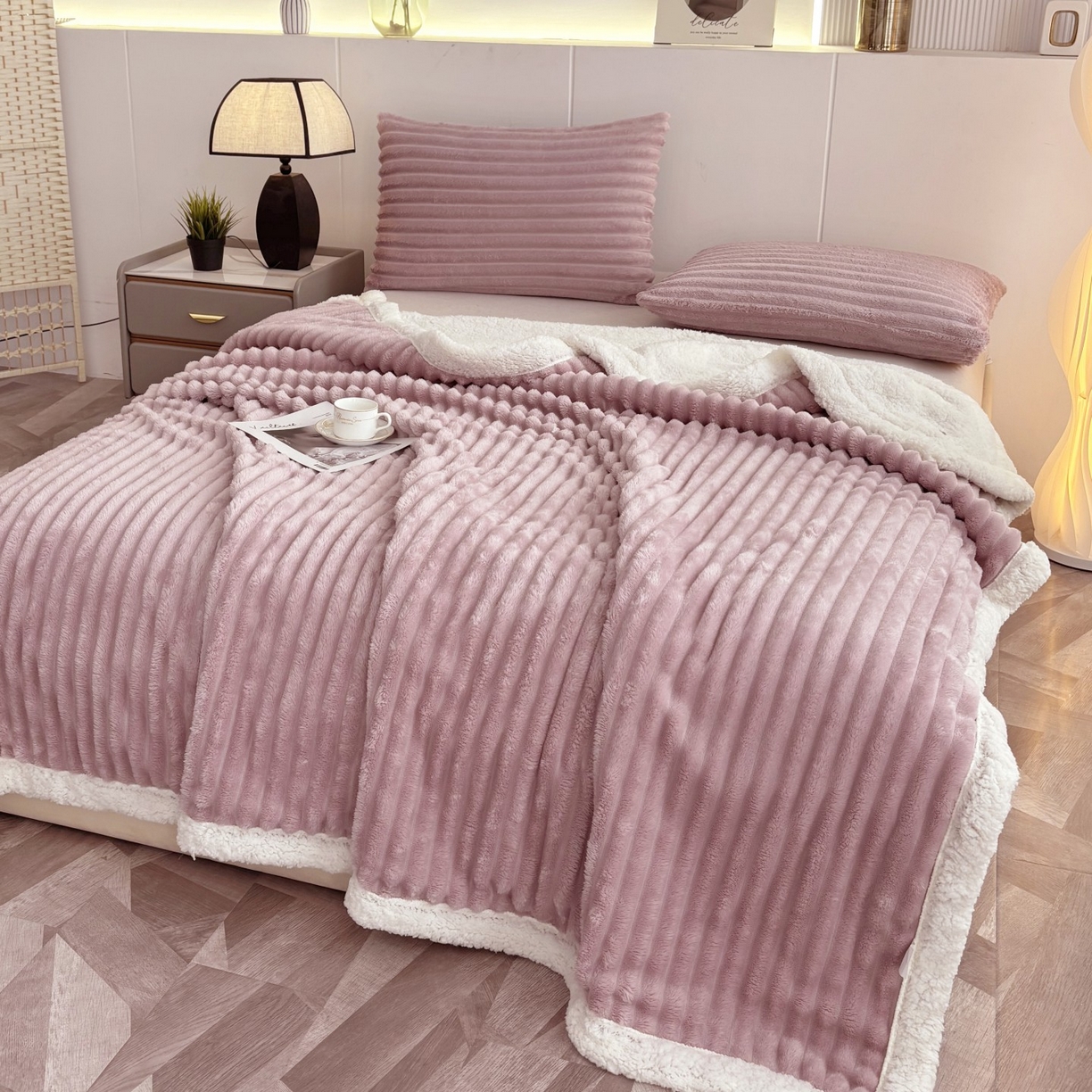 91家纺网 家纺一手货源 找家纺 枋梢家纺 2025新款仿兔毛绒大抽条羊羔绒毛毯反包双层条纹羊羔绒法兰绒毛毯跨境外贸 香芋紫