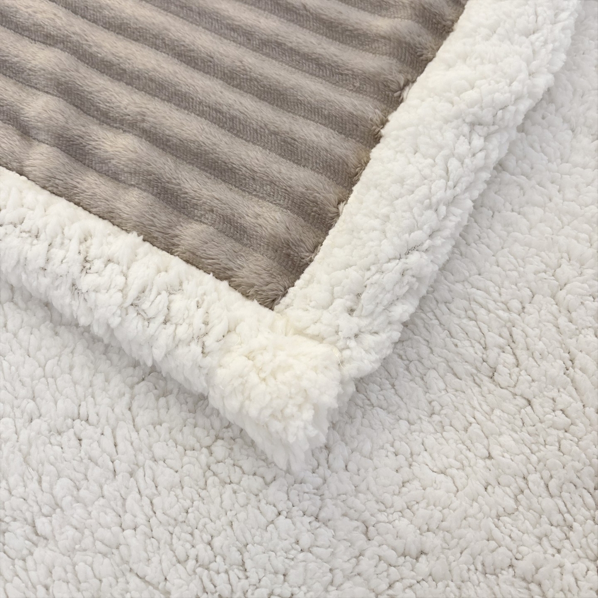 91家纺网 家纺一手货源 找家纺 枋梢家纺 2025新款仿兔毛绒大抽条羊羔绒毛毯反包双层条纹羊羔绒法兰绒毛毯跨境外贸 银灰