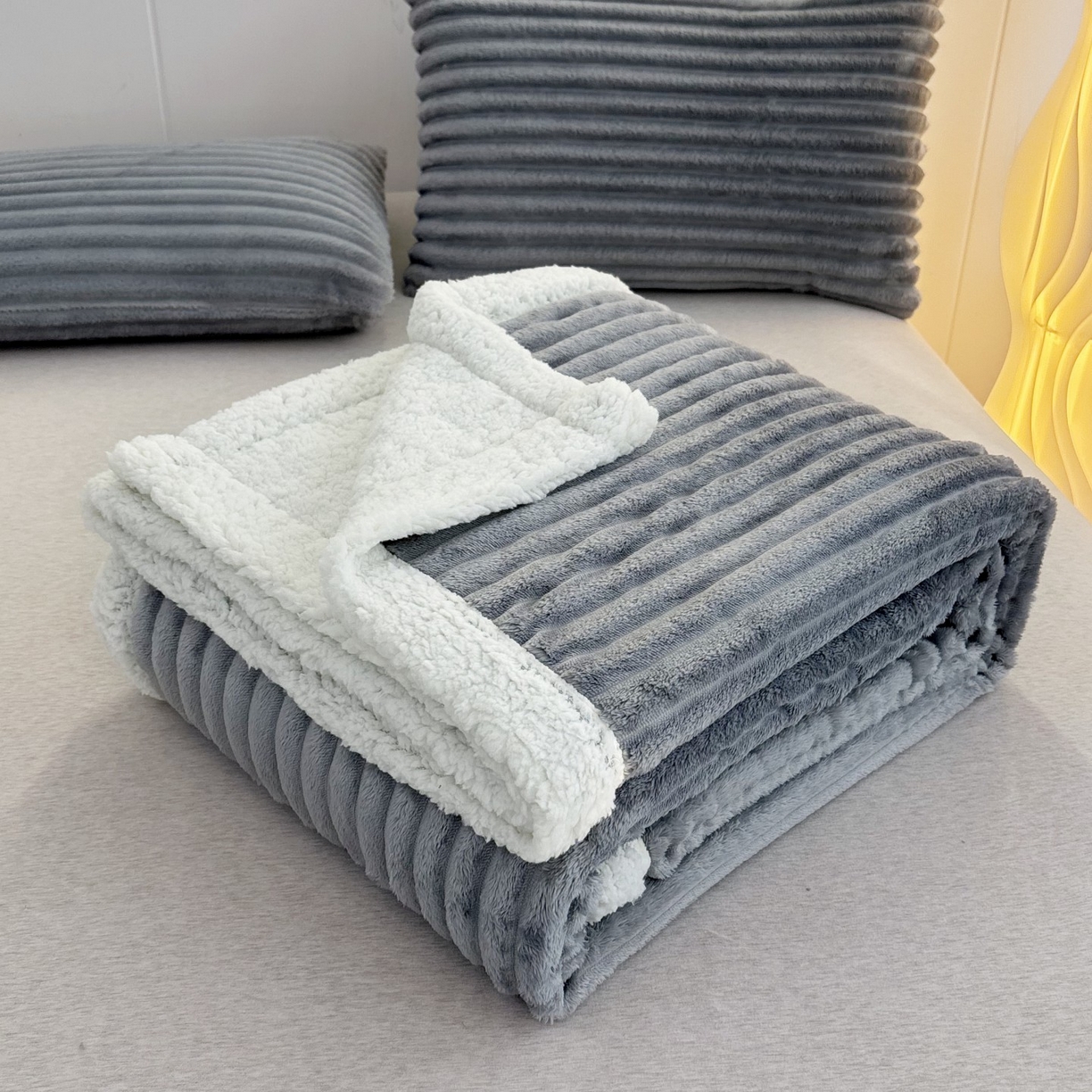 91家纺网 家纺一手货源 找家纺 枋梢家纺 2025新款仿兔毛绒大抽条羊羔绒毛毯反包双层条纹羊羔绒法兰绒毛毯跨境外贸 蓝灰