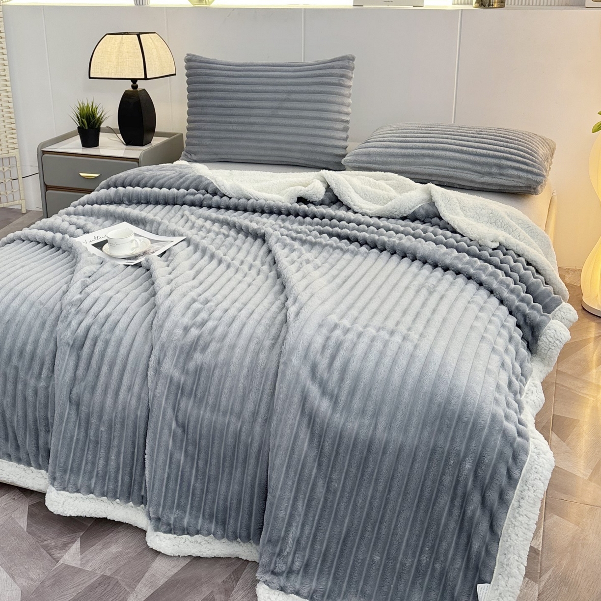 91家纺网 家纺一手货源 找家纺 枋梢家纺 2025新款仿兔毛绒大抽条羊羔绒毛毯反包双层条纹羊羔绒法兰绒毛毯跨境外贸 蓝灰